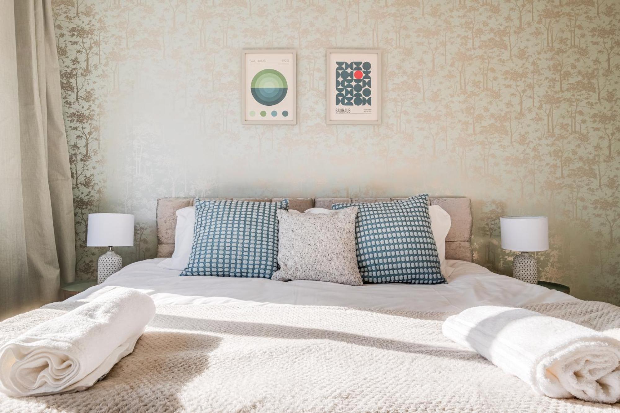 Comfy And Freshly Redecorated Home By Our Home Short Stays Close To Town Centre With Free Parking Бедфорд Экстерьер фото