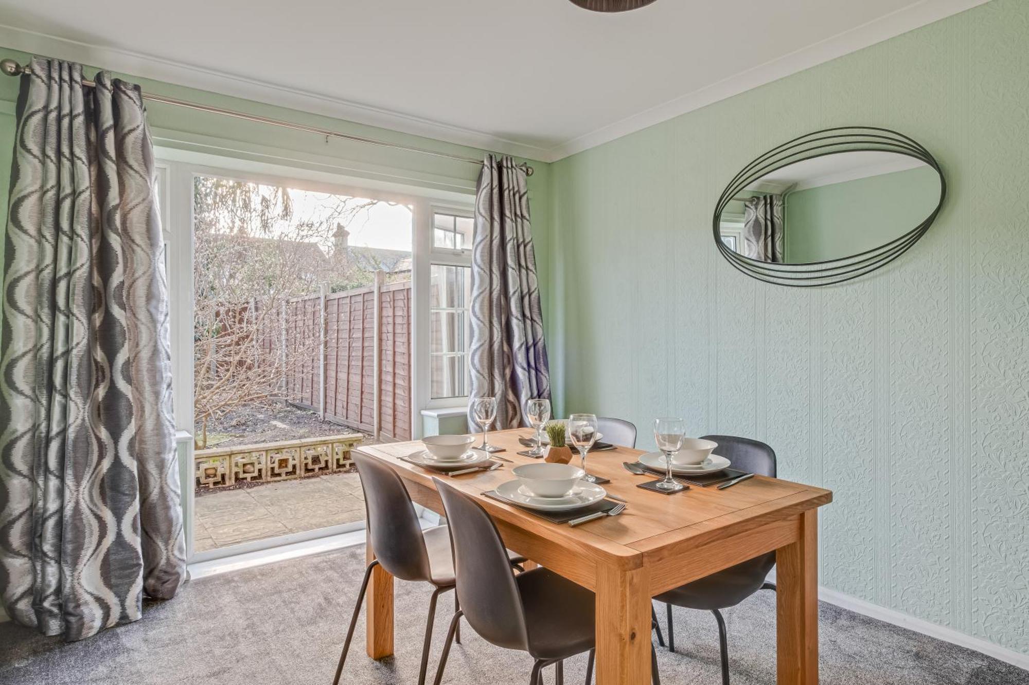 Comfy And Freshly Redecorated Home By Our Home Short Stays Close To Town Centre With Free Parking Бедфорд Экстерьер фото